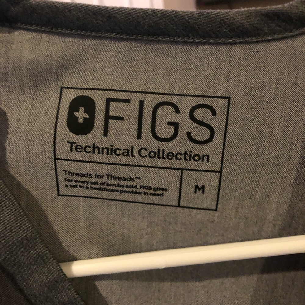 Figs Scrubs Medium Top Technical Feathers